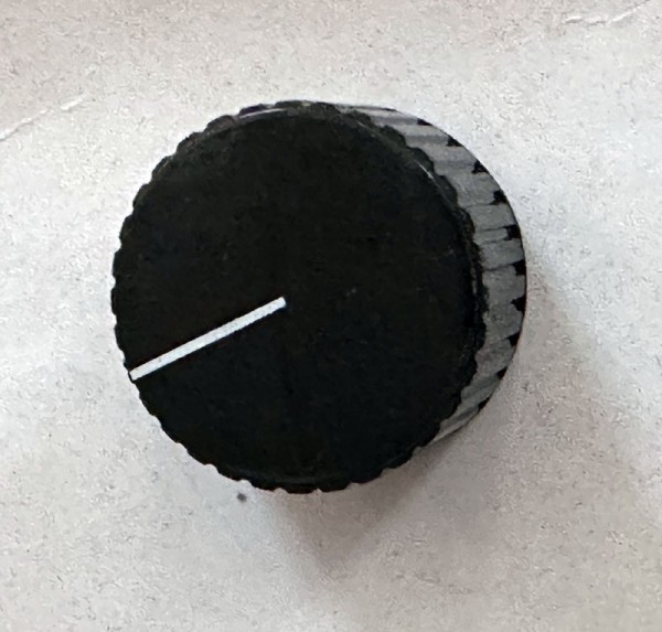 Gumb črn 32 mm